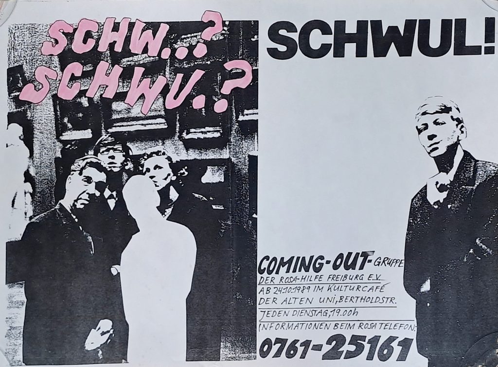 schwarz-weiß Plakat mit Überschrift "SCHW...? SCHWU...? SCHWUL!" Text darunter gibt Ort und Zeitpunkt der Coming-Out-Gruppentreffen bekannt. Außerdem ein Foto mit mehreren Menschen, die interessiert den Lesenden anschauen.