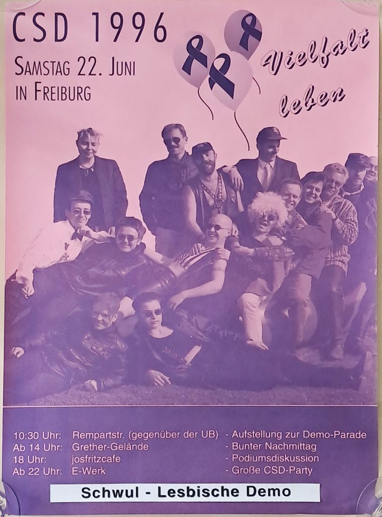 Rosa Plakat mit dunklem Aufdruck vom Gruppenfoto, was im Eschholzpark beim Fotoshooting entstanden ist. Darüber drei Luftballons eingefügt mit schwarzer Schleife und "Vielfalt leben", außerdem wichtige Daten zum CSD 1996 und geplante Events