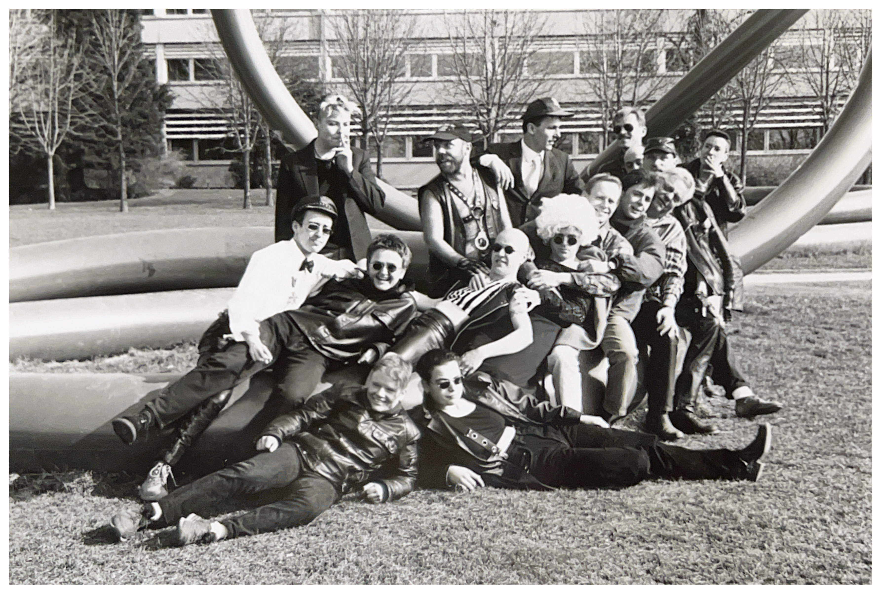 schwarz-weiß Foto einer Gruppe Menschen die mit ausgefallener Bekleidung im Eschholzpark bei gutem Wetter für ein Foto posen.