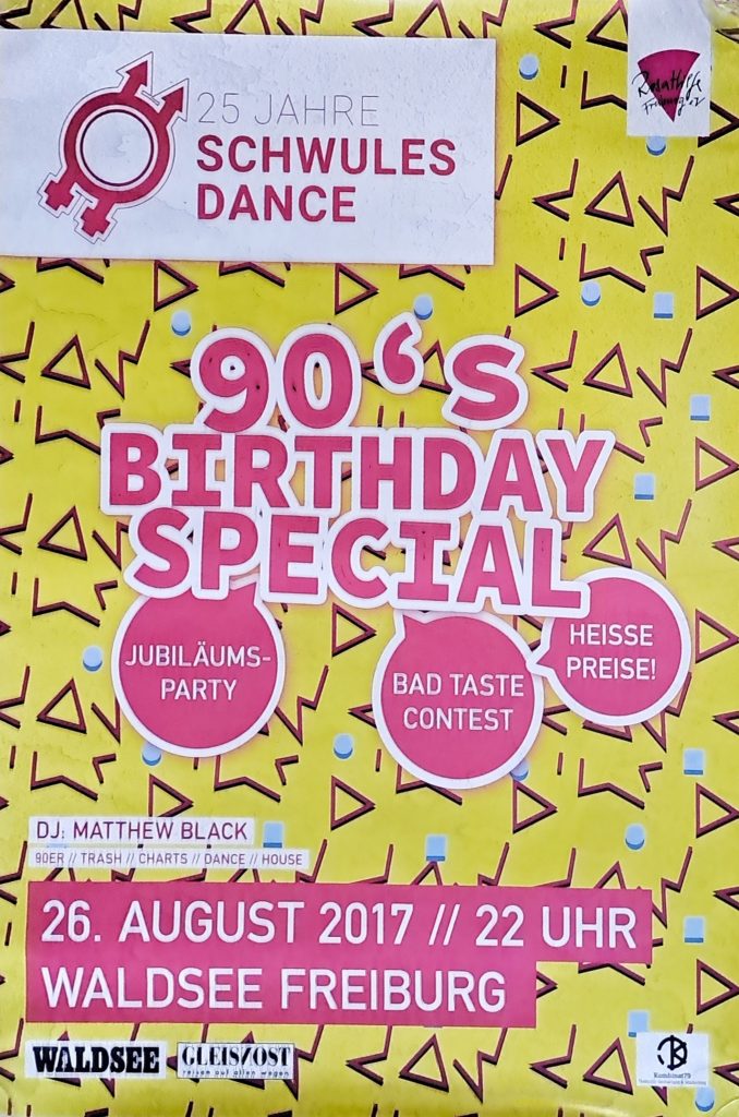 Plakat mit Muster in gelb und pink, Logos von Schwulesdance, der Rosa Hilfe und Gleisnost, Text 25 JAHRE SCHWULES DANCE BIRTHDAY SPECIAL JUBILÄUMS-PARTY BAD TASTE CONTEST HEISSE PREISE! DJ: MATTHEW BLACK 90ER // TRASH // CHARTS // DANCE // HOUSE 26. AUGUST 2017 // 22 UHR WALDSEE FREIBURG