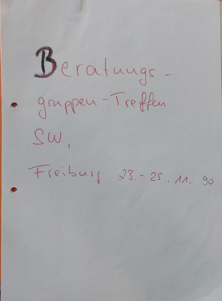weißes Papier mit handschriftlichem Text in rotem Textmarker: Beratungsgruppentreffen SW Freiburg 23.-25.11.90