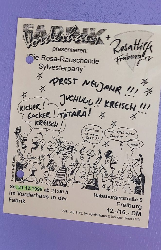 Flyer für die Party in schwarz weiß, Logo von Rosa Hilfe und Vorderhaus, illustriert mit feiernden Cartoonfiguren.