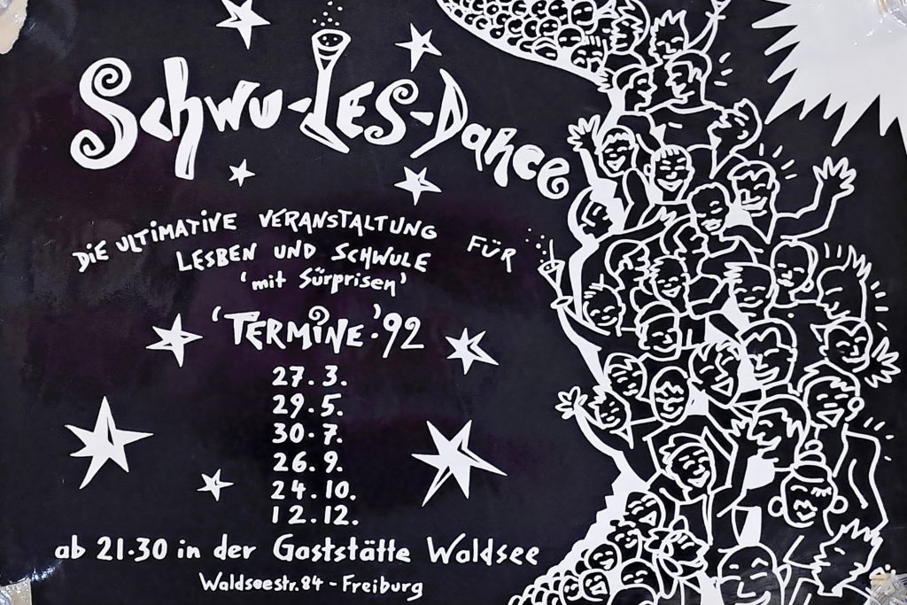 Poster mit Übersicht aller Partytermine für 1992, dunkelblau mit weißer Schrift, zeigt stilisierte tanzende Figuren und Sterne