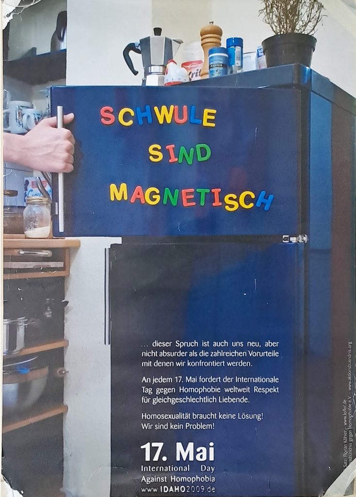 Poster, zeigt einen blauen Kühlschrank, der gerade geöffnet wird. Auf dem Kühlschrank sind bunte Magnetbuchstaben angebracht, zu lesen ist: Schwule sind magnetisch. Restlicher Text siehe Beitrag.