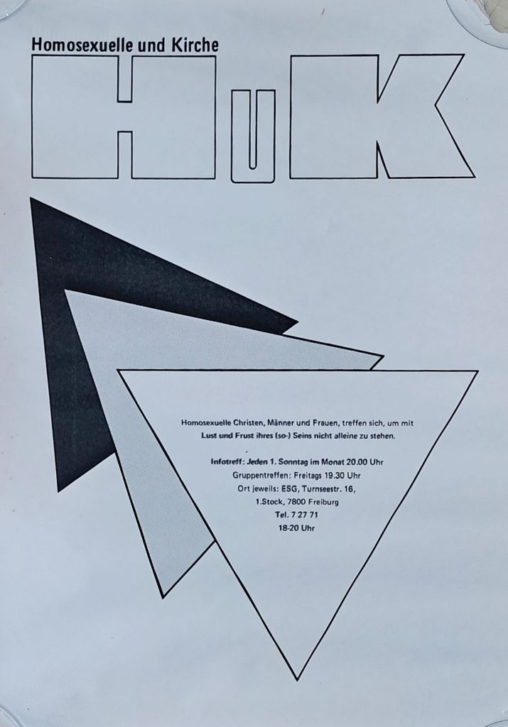 Plakat mit dem Titel 'Homosexuelle und Kirche'. Drei Dreiecke (schwarz, grau, weiß) sind nebeneinander angeordnet. Das vorderste Dreieck enthält Text zum nächsten Treffen, siehe Beitrag