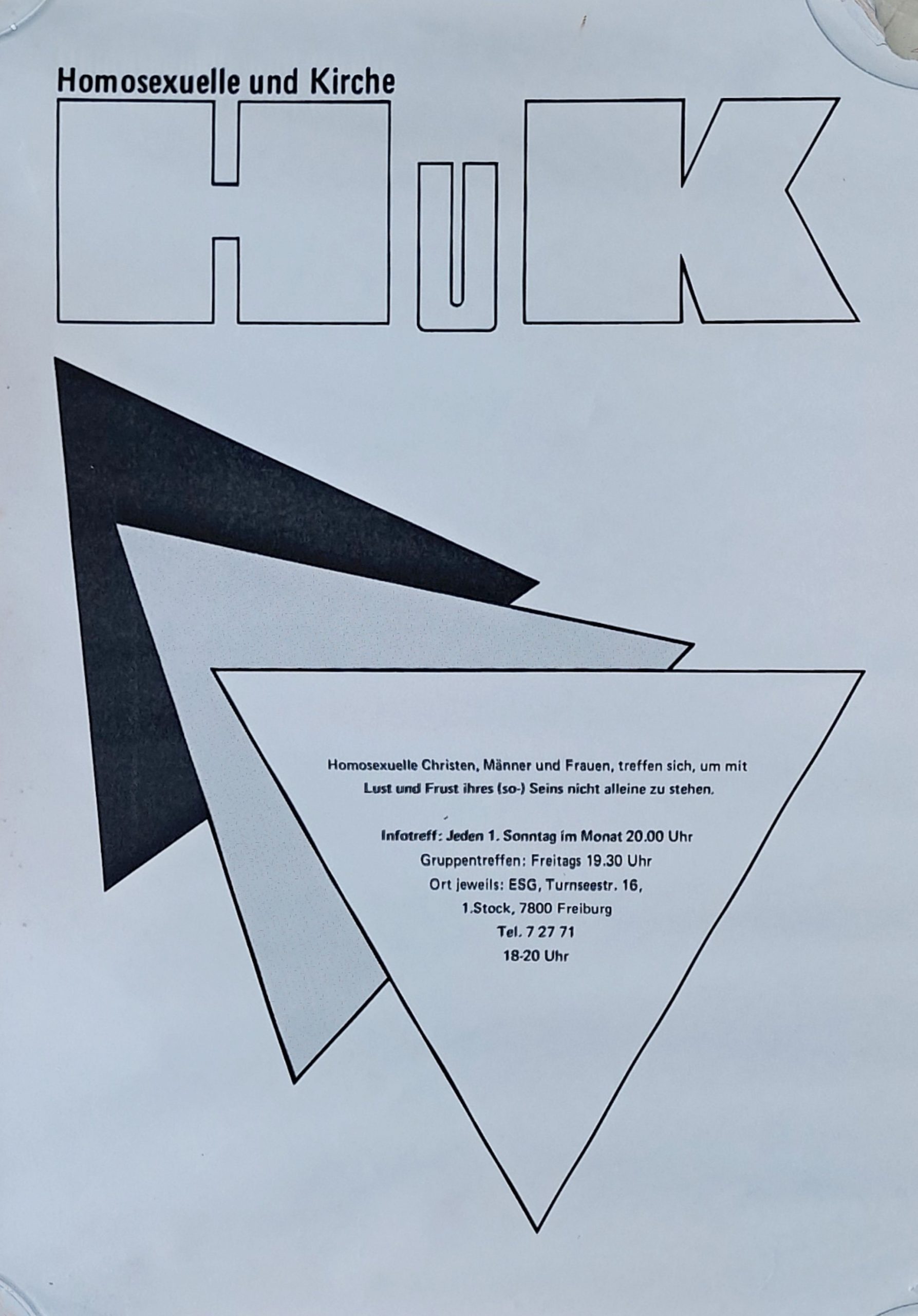 Plakat mit dem Titel 'Homosexuelle und Kirche'. Drei Dreiecke (schwarz, grau, weiß) sind nebeneinander angeordnet. Das vorderste Dreieck enthält Text zum nächsten Treffen, siehe Beitrag