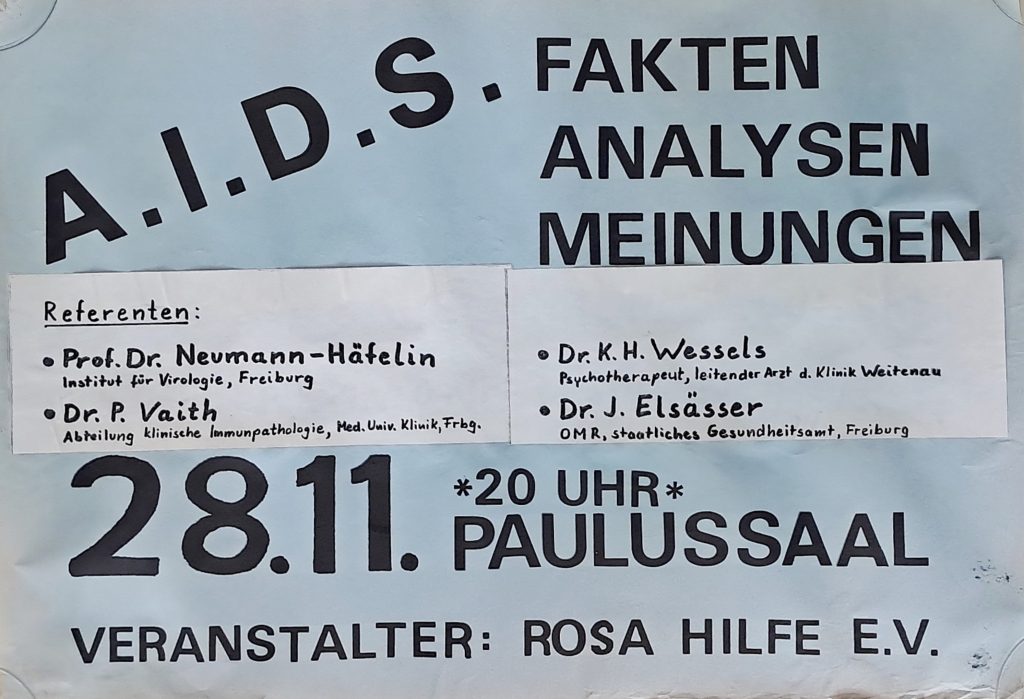 Zusammengeklebtes Ankündigungsposter, Text: A.I.D.S. FAKTEN ANALYSEN MEINUNGEN Referenten: Prof. Dr. Neumann-Häfelin Institut für Virologie, Freiburg Dr. P. Vaith Abteilung klinische Immunpathologie, Med. Univ. Klinik, Frbg. Dr. K. H. Wessels Psychotherapeut, leitender Arzt d. Dr. J. Elsa. Dr. J. Elsässer OMR, staatliches Gesundheitsamt, Freiburg 28.11. *20 UHR PAULUSSAAL VERANSTALTER: ROSA HILFE E.V.
