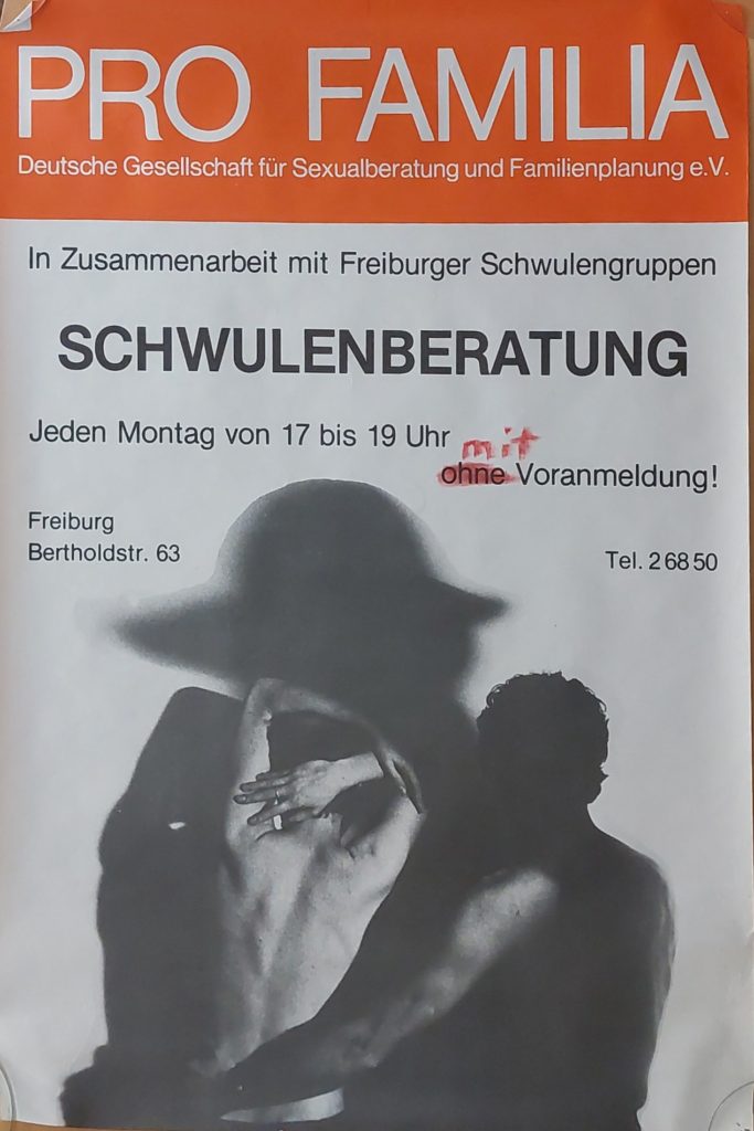 Poster mit schwarz weißem Foto zweiter nackter Männer von hinten, die sich umarmen, darüber ein orangefarbener Bereich mit Schrift: PRO FAMILIA Deutsche Gesellschaft für Sexualberatung und Familienplanung e.V. In Zusammenarbeit mit Freiburger Schwulengruppen SCHWULENBERATUNG Jeden Montag von 17 bis 19 Uhr ohne mit Voranmeldung! Freiburg Bertholdstr. 63 Tel. 268 50