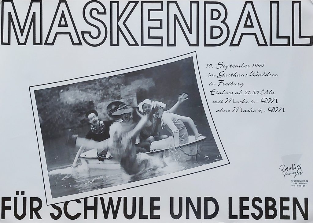 Veranstaltungsposter, zeigt eine Gruppe in drag auf einem umkippenden Boot, Text siehe Beitrag