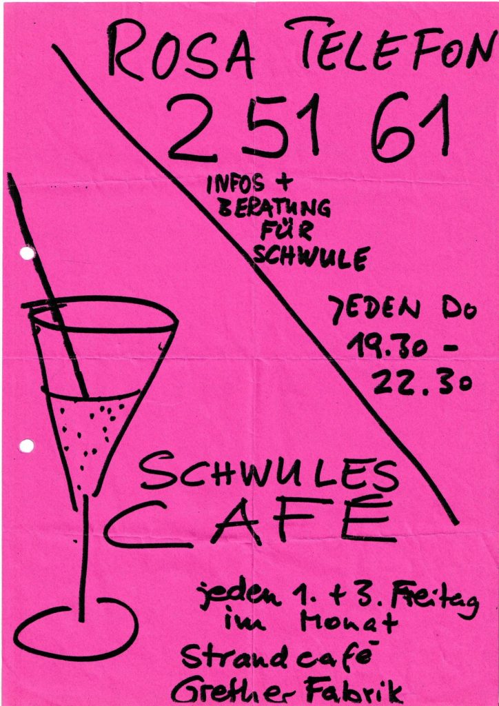 Flyer zum Rosa Telefon und Cafe, handgeschrieben mit schwarzem Marker auf pinkem Papier, zeigt ein gezeichnetes Cocktailglas und Text: ROSA TELEFON 2 51 61 INFOS + BERATUNG FÜR SCHWULE JEDEN DO 19.30 - 22.30 SCHWULES CAFE jeden 1. + 3. Freitag im Monat Strand cafe Grether- Fabrik