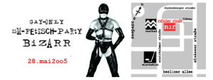 Partyanzeige, zeigt Karte mit Wegbeschreibung und breitbeinig stehende Person in schwarzer Ledermaske, Harnisch, langen Handschuhen und Chaps mit Peitsche in der Hand, Text: gay only SM Fetisch-Party bizarr, 28. Mai 2005