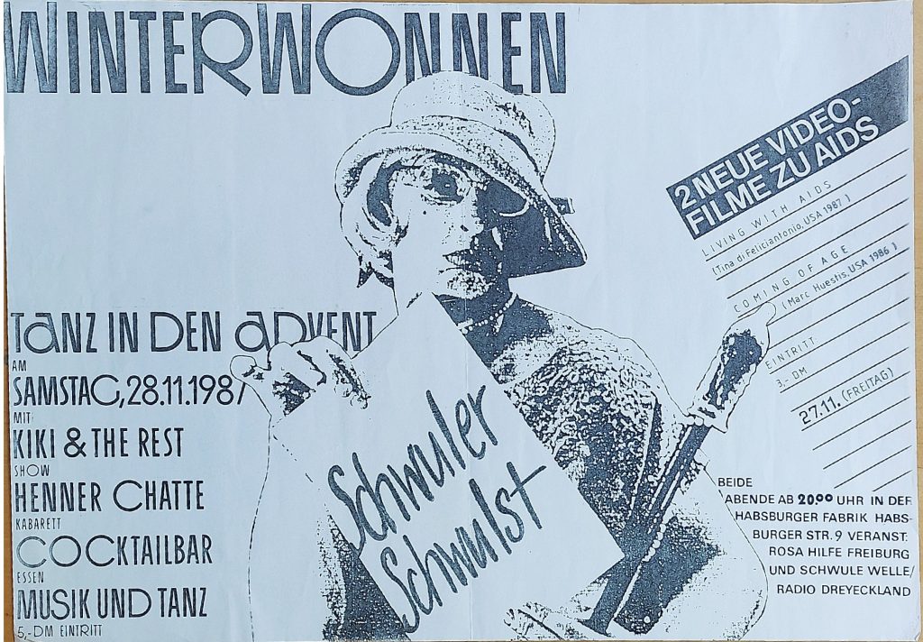 gezeichnete Figur mit halblangen Haaren und elegantem Hut, hält ein Schild mit Aufschrift: Schwuler Schwulst; Plakattext siehe Beitrag