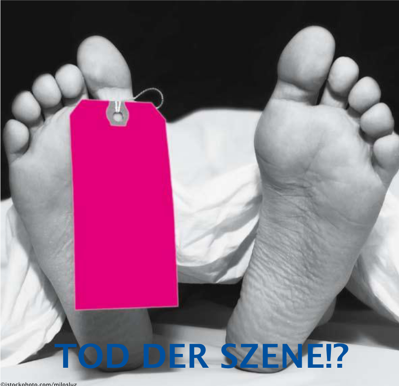 Foto von zwei Füßen, die aus einem Leichentuch herausragen, an einer großen Zehe hängt ein pinker Zettel