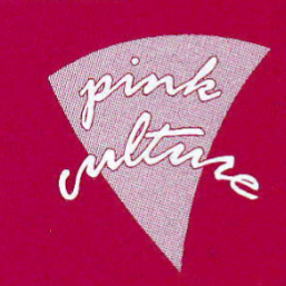 Logo von Pink culture auf rotem hintergrund, rosa gebogenes dreieck auf dem kopf mit weißer "pink culture" schrift