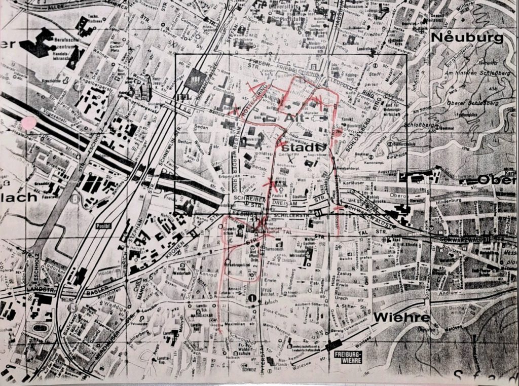 schwarz-weißer Stadtplan mit per Hand eingezeichneter Route durch die Innenstadt