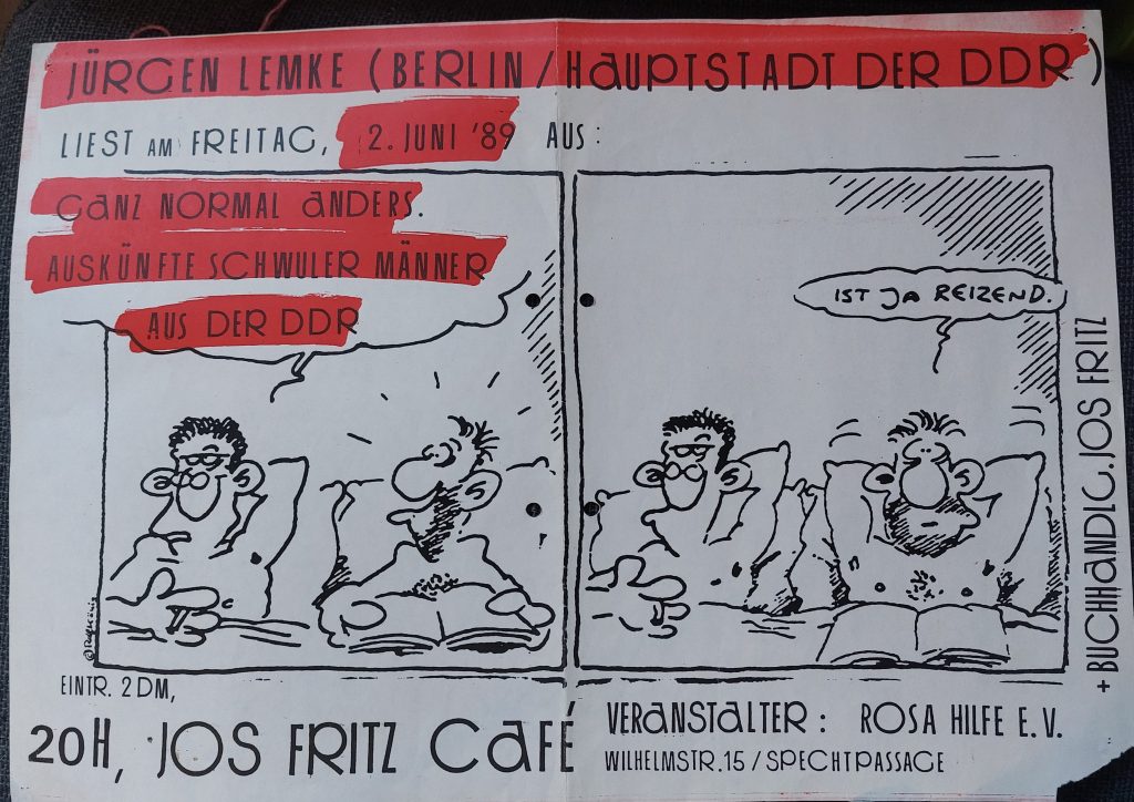 Veranstaltungsposter, zeigt einen Comic Strip mit zwei nackten Männern im Bett, darüber stehen Titel und Datum der Lesung, Veranstalter Rosa Hilfe Freiburg und Buchhandlung Jos Fritz, Text ist rot hinterlegt, der Rest des Plakats ist schwarz weiß