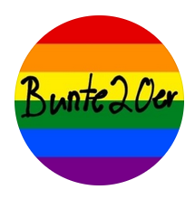 Kreis mit Pride Regenbogenfahne, darin steht in schwarzer Schrift ,,Bunte 20er"