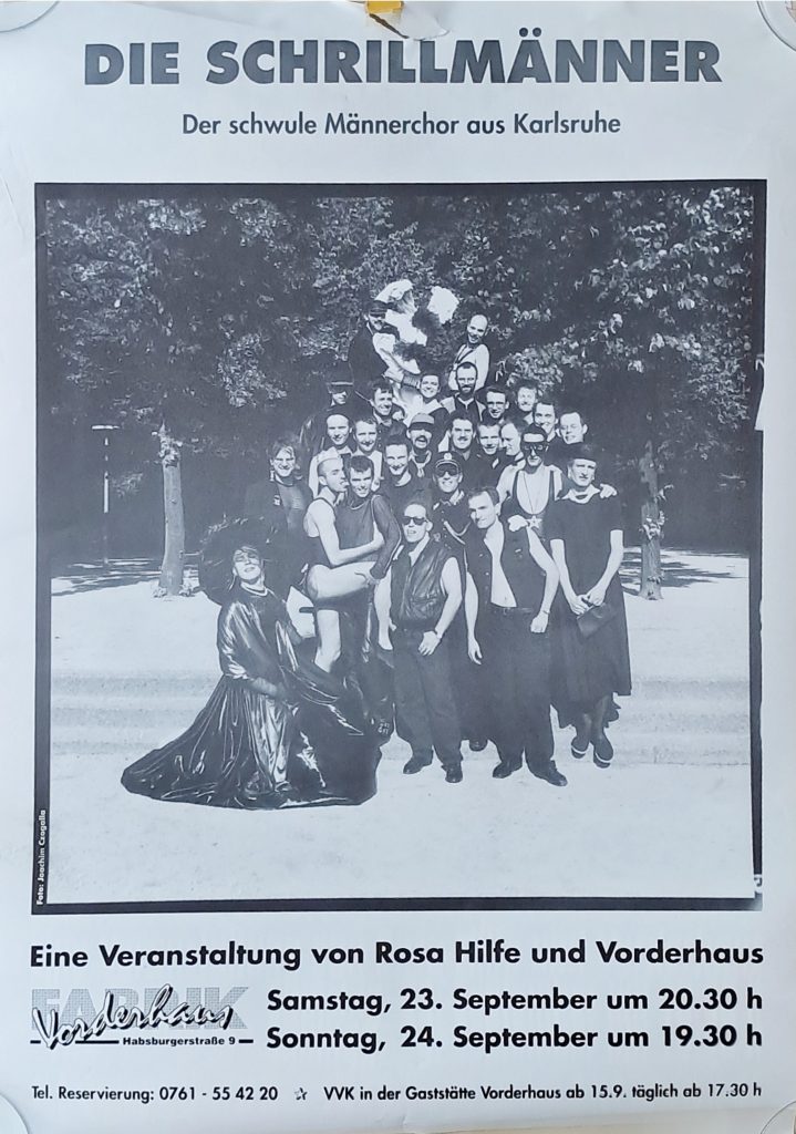 Poster zum Auftritt, zeigt den Chor die Schrillmänner (schwarz weißes Foto mit Bäumen im Hintergrund, tragen alle schwarze Kleidung, teils in Lederoutfits, eine Person in Drag Logos von rosa Hilfe und Vorderhaus