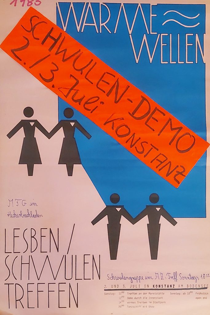 Plakat zur Demo, pinkes Papier mit blau aufgedruckter Wasserfläche, darüber steht: Warme Wellen. Zu sehen außerdem vier stilisierte Figuren mit je einem pinken Dreieck auf der Brust, die beiden männlichen Figuren halten Händchen, genauso die beiden weiblichen. Groß darüber ein oranges aufgeklebtes Schild auf dem steht. Schwulen-Demo 2./3. Juli Konstanz